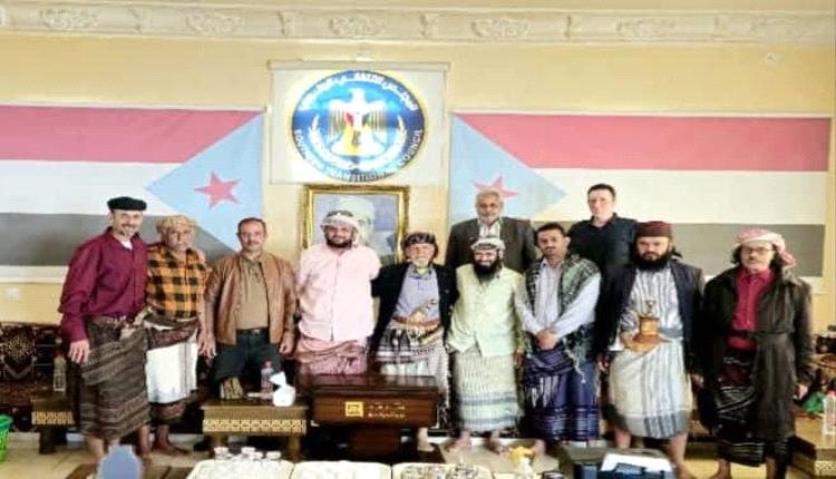 العميد الوالي يزور الشيخ عبدالرب النقيب للاطمئنان على صحته ويثمن مواقفه الوطنية