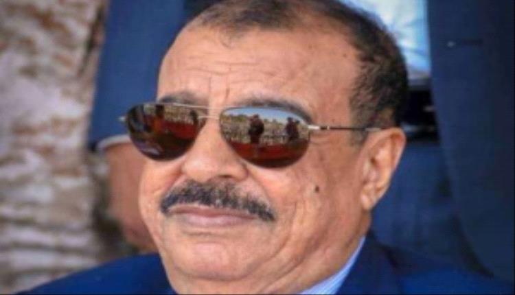 اللواء بن بريك يُعزّي في وفاة الأستاذ فرج طاحس ويشيد بإرثه التربوي والثقافي