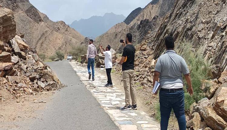 فريق هندسي ينفذ نزولًا ميدانيًا إلى منطقة ثنهة بسرار لإعداد دراسة حول أضرار السيول