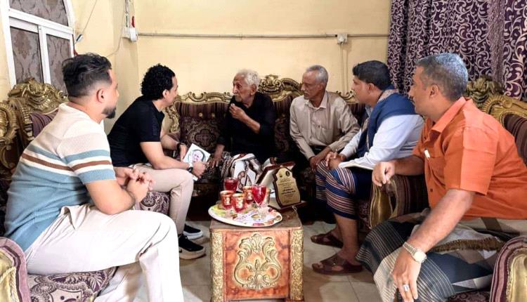 السقاف يزور الشاعر المخضرم عبدالله عبدالكريم للاطمئنان على صحته