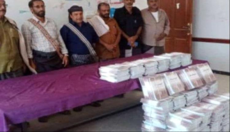 مجلس انتقالي ميفعة يرفد مدارس المديرية بدفعة كتب دعماً للعملية التعليمية