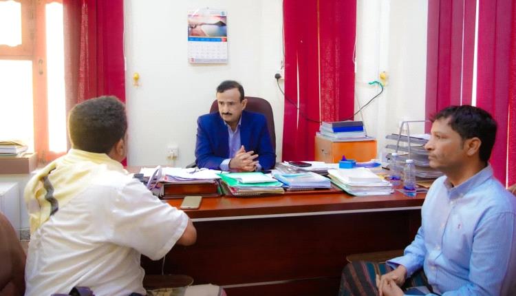 المحافظ بن الوزير يؤكد أهمية تحديث خطوط نقل الضغط العالي للتيار الكهربائي بمؤسسة كهرباء شبوة