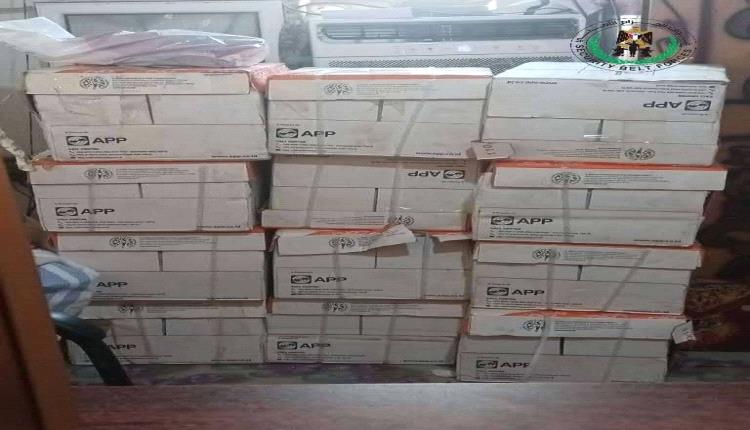 قوات الحزام الامني تضبط أوراقًا ثبوتية غير قانونية قادمة من مناطق الحوثيين