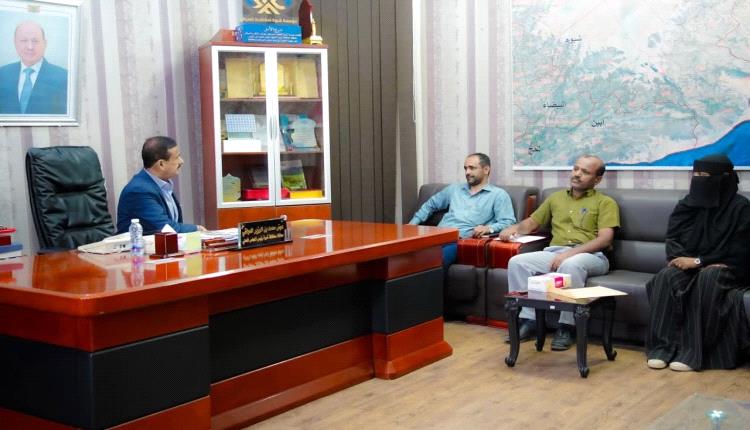 المحافظ بن الوزير يؤكد أهمية تعزيز التعاون والتنسيق مع المنظمات والجهات المانحة
