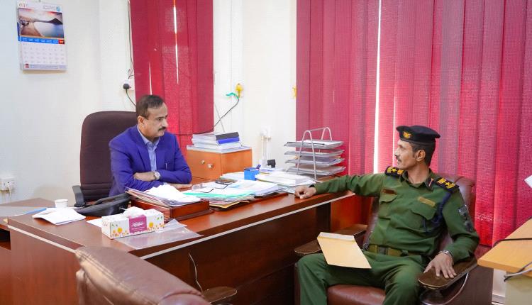 المحافظ بن الوزير يطلع على نشاط فرع الأحوال المدنية ومستوى الإنجاز في مشروع توسعة مبنى الفرع بالمحافظة.