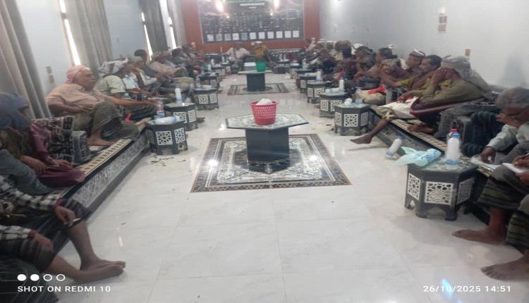 مدير عام أحور يعقد اجتماعًا مع مشايخ بأكازم لمناقشة قضايا أمنية وخدمية هامة