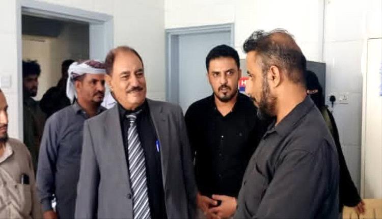 محافظ الضالع يوجه بتجهيز مستشفى الضالع المركزي بالأجهزة والمعدات الطبية بتكلفة 250 مليون