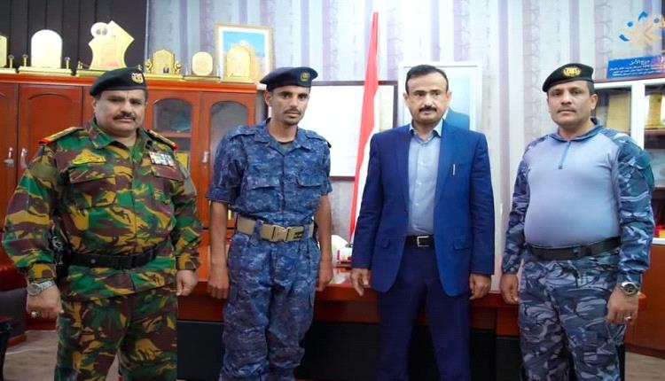 المحافظ بن الوزير يكرّم جندي شرطة الدوريات وأمن الطرق بشرطة شبوة تقديرًا لأمانته ونزاهته