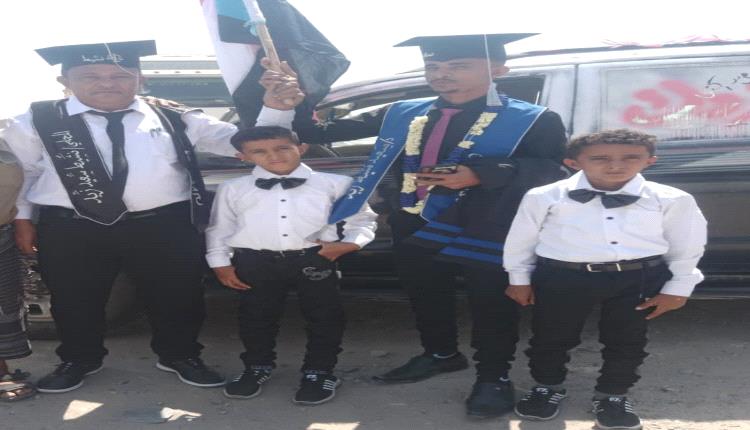 فرحة مزدوجة: الأب والابن يتخرجان معًا في عام واحد!