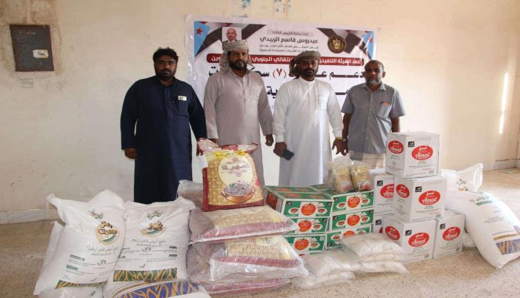 انتقالي حصوين يقدم سلالًا غذائية لسكن معلمي المديرية