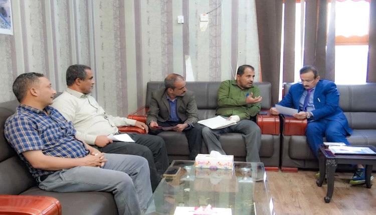 المحافظ بن الوزير يناقش مع قيادات المياه والموارد المائية مشروعات حيوية لتعزيز الأمن المائي وتنمية الريف بالمحافظة