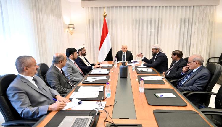 مجلس القيادة يؤكد أهمية تكامل السلطات وتقديم الدعم والحماية اللازمة للمواطنين في المحافظات غير المحررة