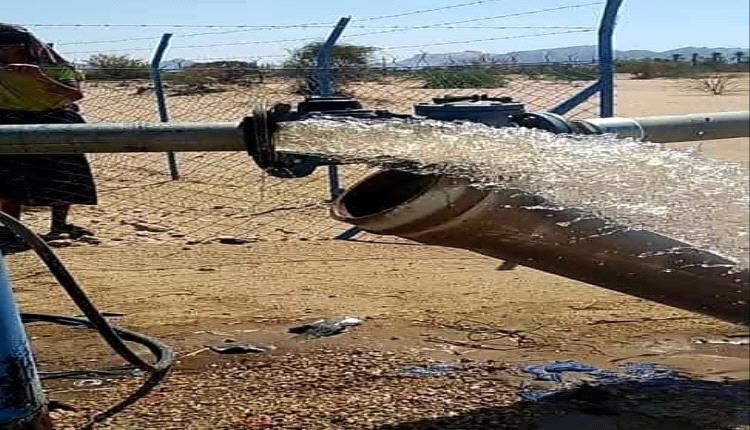 مؤسسة مياه عتق تعيد تشغيل إحدى الآبار المتوقفة في حقل العوشة بدعم ومتابعة المحافظ بن الوزير.