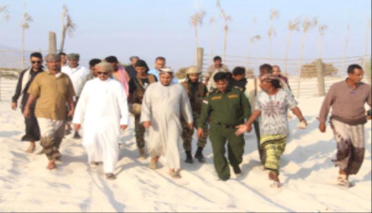 محافظ سقطرى يتفقد مخيم عومق السياحي ويشدد على تنشيط السياحة المستدامة في الأرخبيل