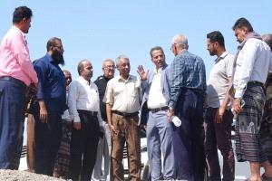 محافظ أبين يتفقد مشروع الطاقة المتجددة بقدرة 70 ميجا لتخفيف معاناة المواطنين