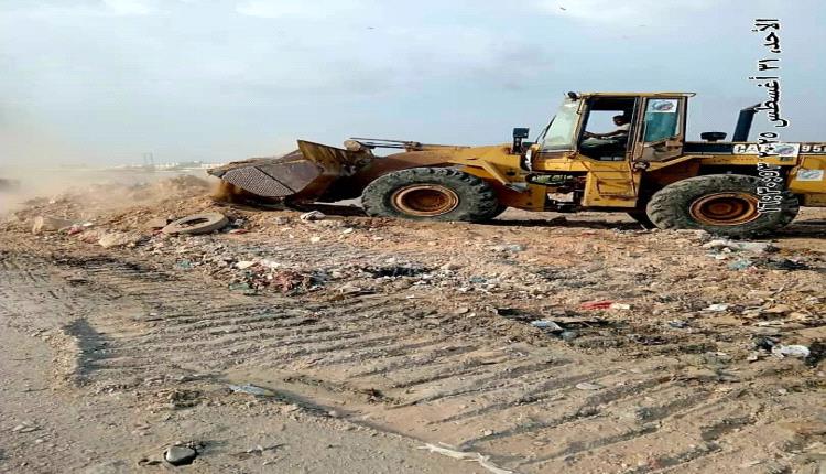 الفرق الفنية تزيل العوائق والمخلفات من وادي عتق للحد من مخاطر السيول