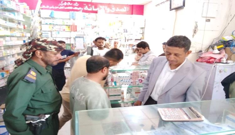 السلطة المحلية خنفر ونيابة جعار تنفذان حملة نزول ميداني وتغلقان عدداً من الصيدليات والمحال التجارية والمخابز المخالفة(صور وفيديوهات)