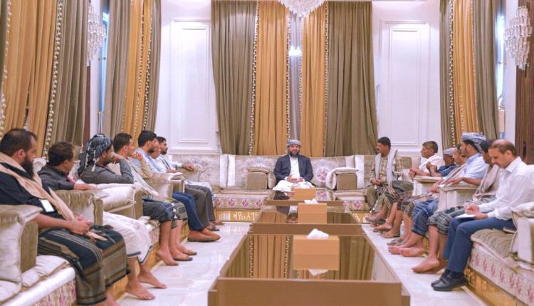 المحرّمي يعقد لقاءً بأسرة المختطف “عشال” وعدد من وجهاء الجعادنة لمناقشة مستجدات القضية