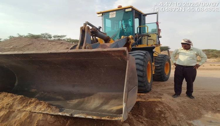 الفرق الفنية لمؤسسة الطرق والجسور بشبوة تواصل أعمالها الطارئة في طريق عتق – بيحان – حريب