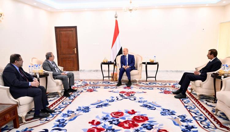 رئيس مجلس القيادة يشيد بدور السلطة القضائية في دعم برنامج الإصلاحات الشاملة