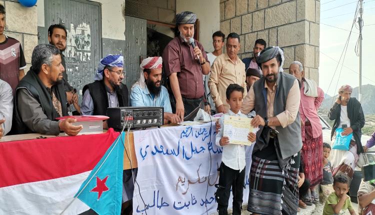 مدرسة جبل السعدي بيافع رصد تكرّم الأستاذ محمد أحمد ثابت الحالمي والطلاب الأوائل والمتفوقين