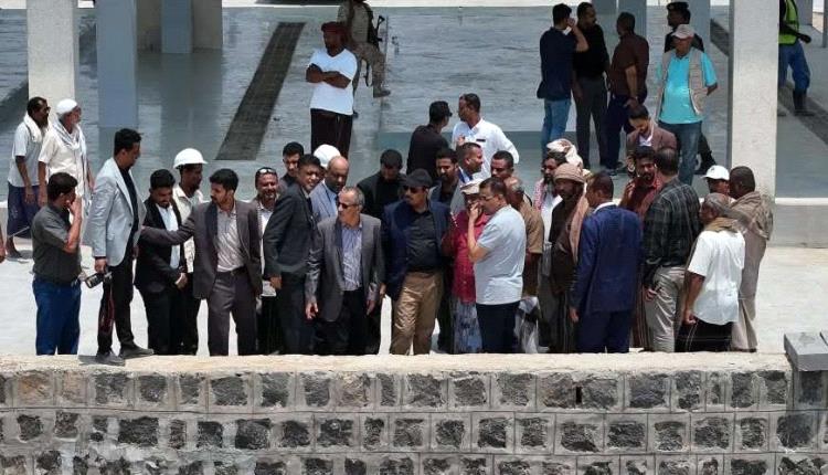 المحافظ بن ماضي يتفقد مركز الإنزال السمكي بالريدة الشرقية