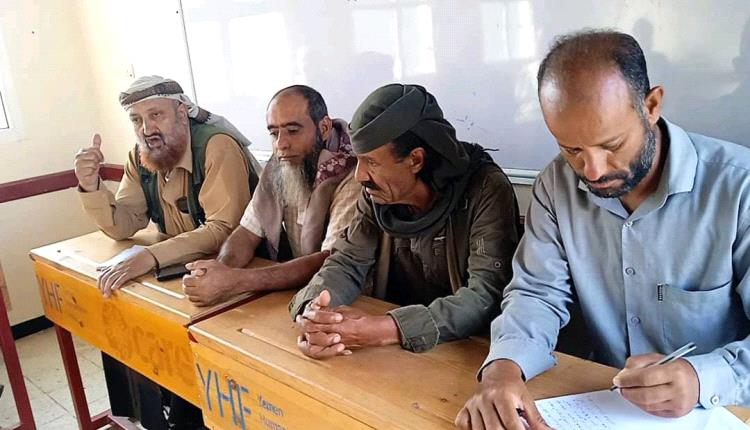 مدير تربية سرار يافع يعقد اجتماعاً لمناقشة واقع واحتياجات مدرسة المجزع للتعليم الأساسي