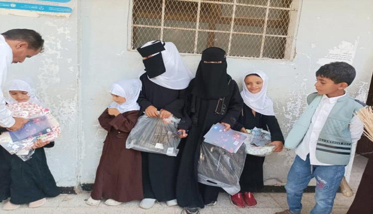 توزيع "29" حقيبة مدرسية  للطلاب  الأيتام والمحتاجين بمدرسة الفقيد محمد زين بدعم من فاعلات خير