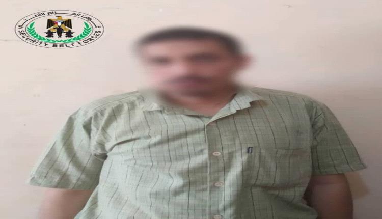 قوات الحزام الامني تلقي القبض على مطلوب أمني شرق العاصمة عدن