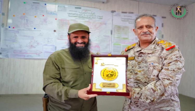 الأكاديمية العسكرية العليا تُكرم العميد الوالي بدرع الدرجة الأولى تقديرًا لجهوده الأمنية المتميزة