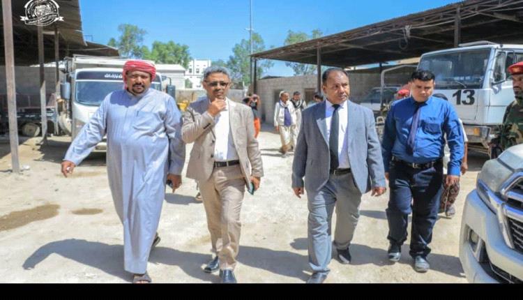 الوكيل العامري يطّلع على سير العمل بوحدة نظافة وتحسين مديرية سيئون ويشيد بجهود العاملين فيها
