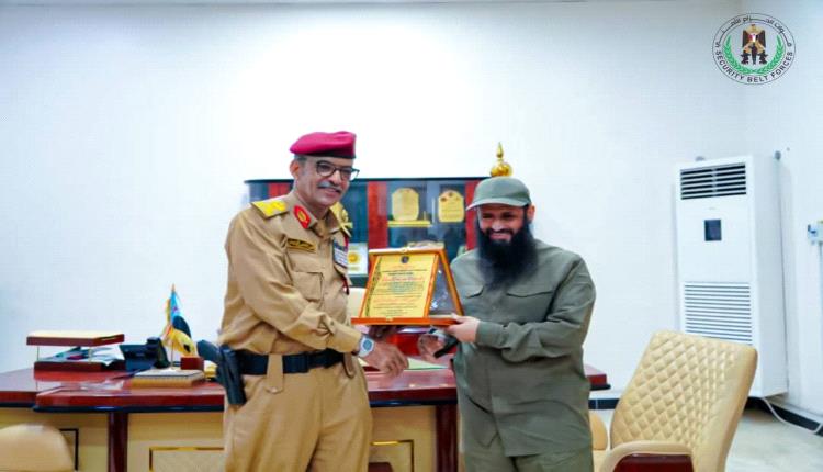 بتوجيهات الرئيس الزبيدي.. تكريم القيادة العامة لقوات الحزام الأمني على مواقفهم الإنسانية والوطنية