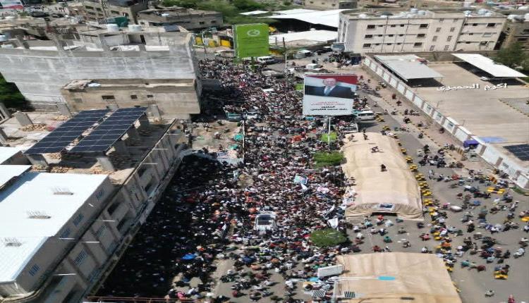 مئات الآلاف من أبناء تعز يطالبون بالقبض على قتلة "أفتهان المشهري" وإقالة مدير شرطة أمن المحافظة وقائد المحور