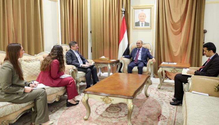 رئيس الوزراء يستعرض مع السفير الأمريكي العلاقات الثنائية وجهود دعم الحكومة للقيام بواجباتها