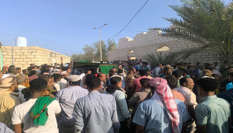 في موكب جنائزي مهيب - الشحر تودع ضحايا الحادث الأليم إلى مثواهم الأخير بمقبرة بن جوبان