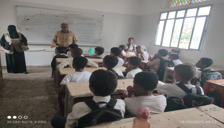 مؤسسة البركة للتنمية توزع ملابس مدرسية على الطلاب المحتاجين