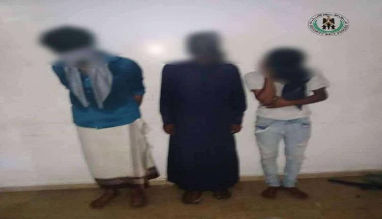 الحزام الأمني بالعاصمة عدن يضبط 3 متهمين وبحوزتهم كمية من المخدرات