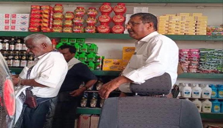 شبوه..مكتب الصناعة يضبط براميل من مادة ثاني أكسيد التيتانيوم المحظورة ويشدد الرقابة على الأسواق