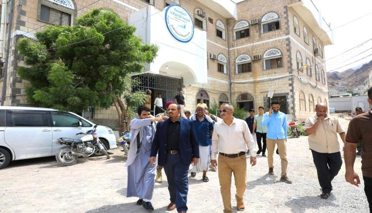 محافظ حضرموت يتفقّد العمل بمؤسسة الاتصالات ويشدد على أهمية تطوير الخدمة للمواطنين