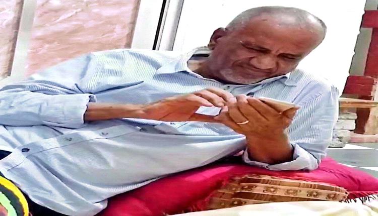 قائد قوات الحزام الأمني بمحافظة أبين يعزي آل المحروق في وفاة الأستاذ أحمد المحروق