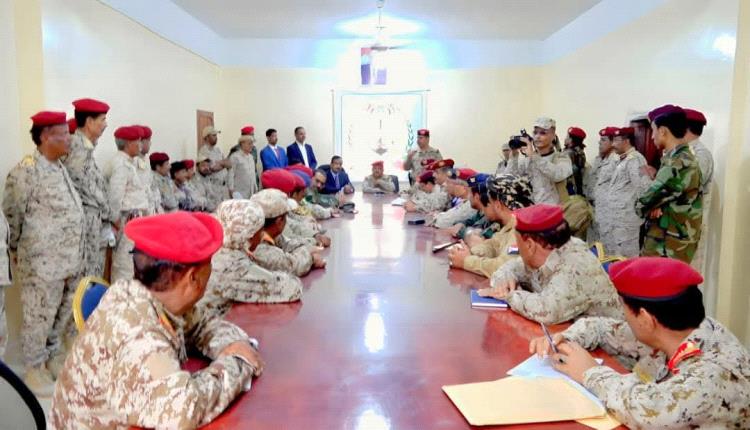 وزير الدفاع ومحافظ شبوة يعقدان اجتماعاً موسعاً بقيادة محور عتق
