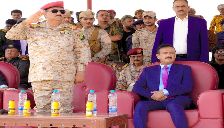 وزير الدفاع ومحافظ شبوة يتفقدان جاهزية الوحدات العسكرية والأمنية ويؤكدان على تعزيز القدرات القتالية