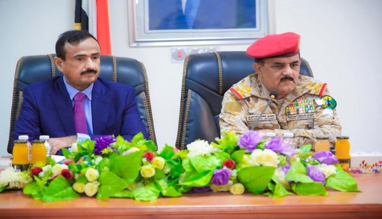 وزير الدفاع ومحافظ شبوة يترأسان اجتماعاً استثنائياً للجنة الأمنية بالمحافظة
