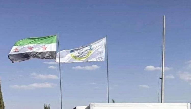 قسد ترفع العلم السوري لأول مرة في معبر سيمالكا الحدودي مع كردستان