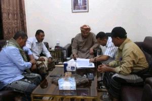 محافظ سقطرى يناقش إجراءات تسوير أراضي الدولة المخصصة للمصلحة العامة