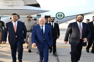 رئيس مجلس القيادة وعضوا المجلس سلطان العرادة وعبدالله العليمي يعودون إلى العاصمة المؤقتة عدن