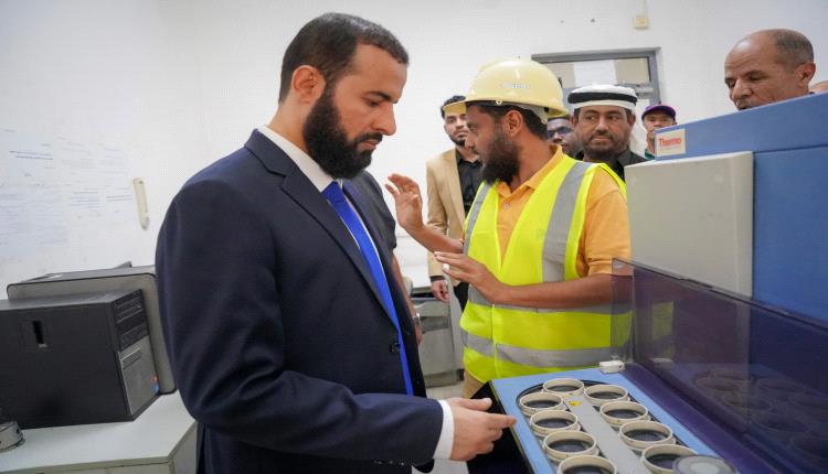 محافظ ابين يزور مصنع الوحدة للأسمنت بمديرية خنفر .