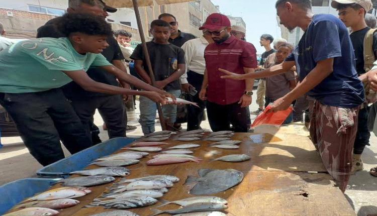 مدير صيرة ينفذ نزولاً لضبط المخالفات في أسعار المواد الغذائية والأسماك في المديرية