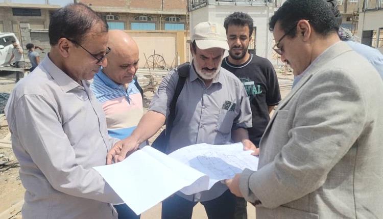 برعاية وزير الدولة - محافظ العاصمة عدن - عبدالرحمن شيخ..مدير عام المنصورة يدشن مشروع بناء مكاتب للصحة والتربية بالمديرية