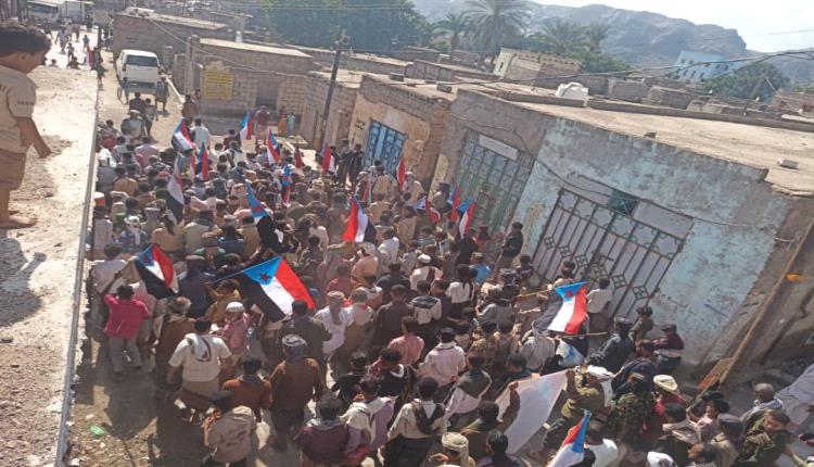 المسيمير تشهد مسيرة ومهرجانا جماهيريا تضامنا مع أبناء حضرموت وتنديداً بالانتهاكات التي ارتكبت بحق المتظاهرين